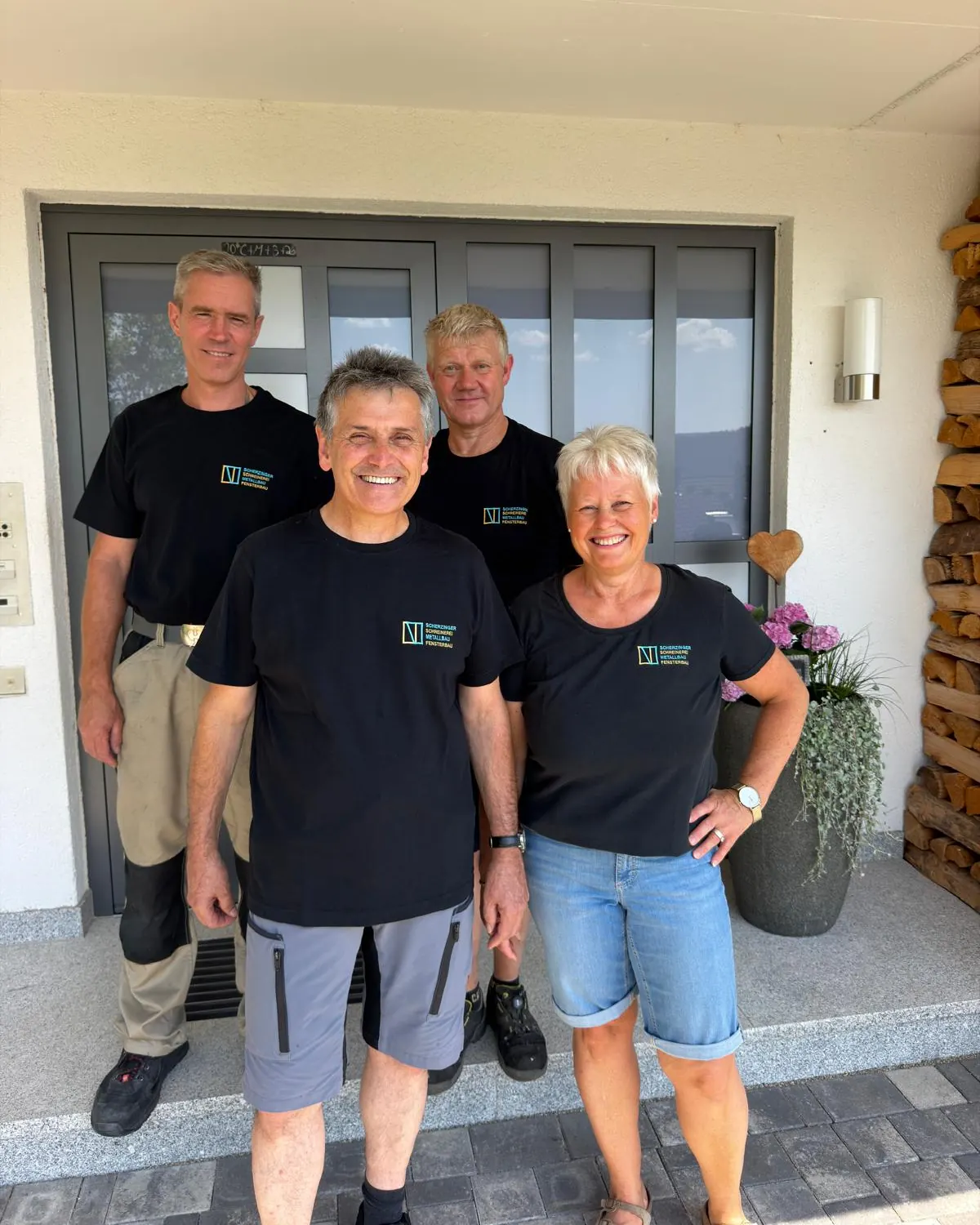 Das Team der Schreinerei Scherzinger vor dem Betrieb in Furtwangen