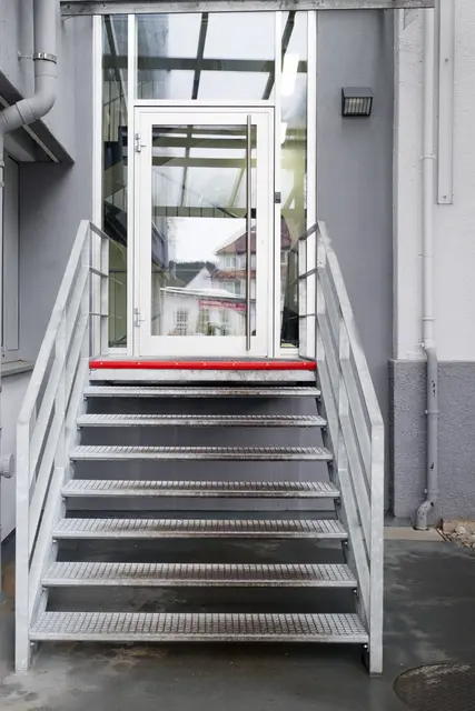 Außentreppe mit Stahlgeländer an einem Gebäude