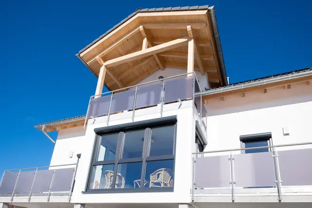 Balkon mit Holzvordach und Solarelementen