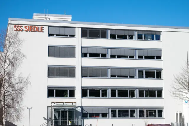 Fassade eines mehrgeschossigen Bürogebäudes