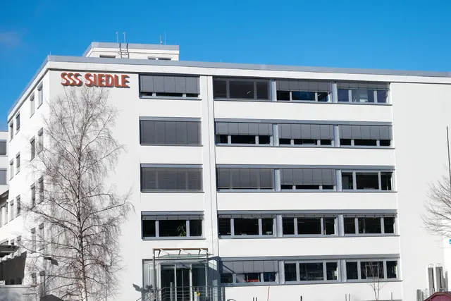 Bürogebäude mit durchgehenden Fensterbändern