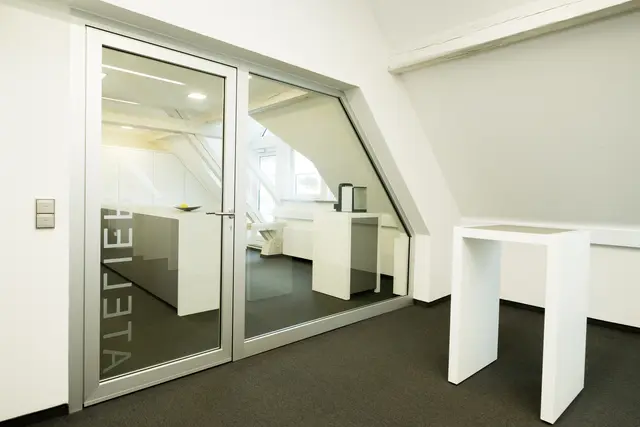 Dachgeschoss-Ausbau mit verglastem Büro