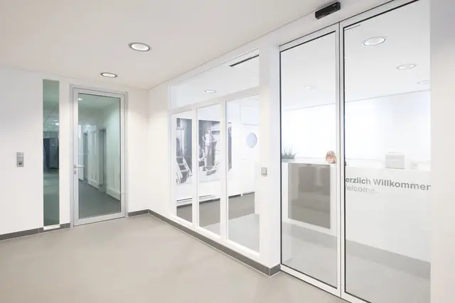 Heller Eingangsbereich mit Glaselementen