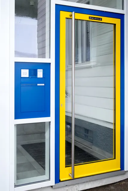 Blaue Eingangstür mit gelbem Rahmen