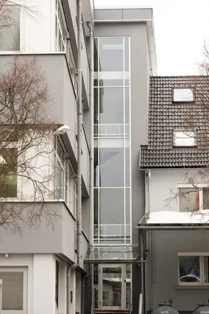 Fassade mit Balkonen und Fenstern im Winter
