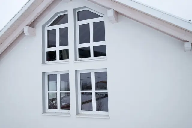 Giebelfenster mit Sprossen an einem Wohnhaus