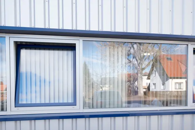 Fenster in einer hellen Metallfassade