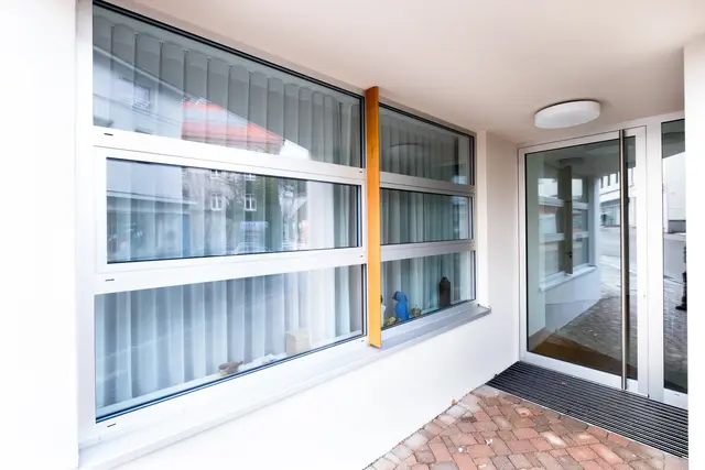 Fenster mit orangefarbenem Seitenpaneel im Detail