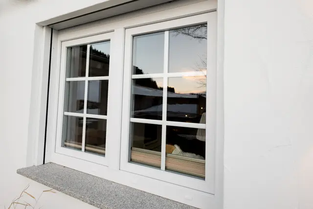 Weißes Sprossenfenster in klassischer Optik