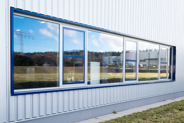 Durchgehendes Fensterband an einer Gewerbefassade
