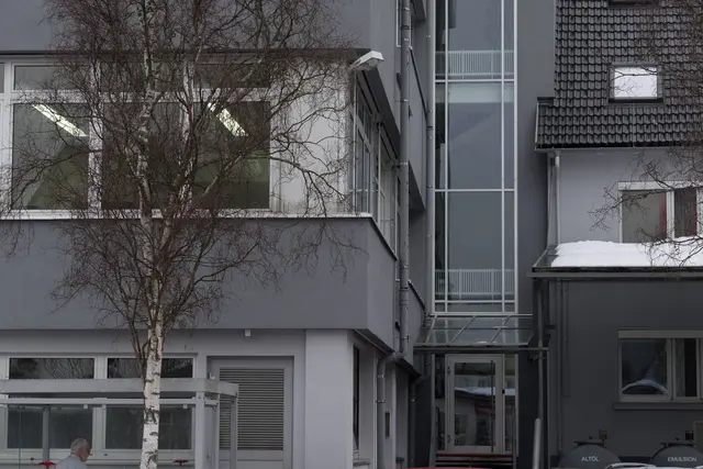 Fensterband an einem grauen Gewerbegebäude