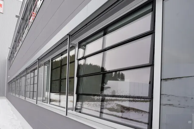 Fensterband einer Gewerbefassade in der Perspektive