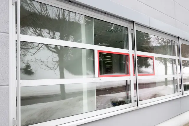 Fensterband mit rot abgesetztem Öffnungsflügel