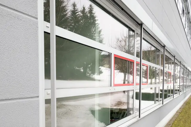 Fensterband mit Spiegelung der Umgebung