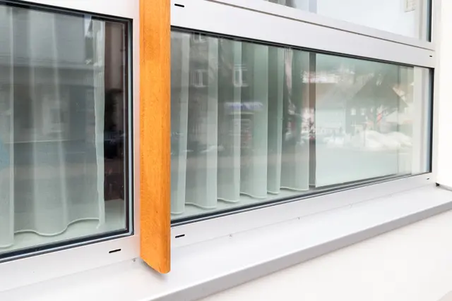 Fensterreihe an einem Gewerbegebäude