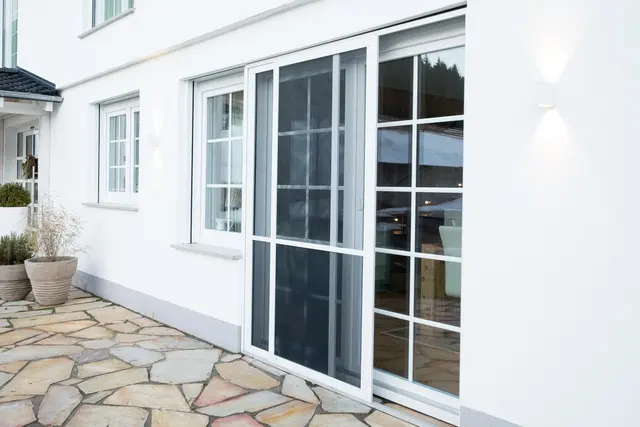 Fenstertüren zur Terrasse eines Wohnhauses