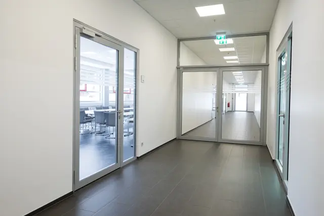 Flur mit Glastüren in einem öffentlichen Gebäude