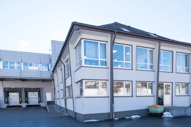 Gewerbebau mit großzügiger Eckverglasung