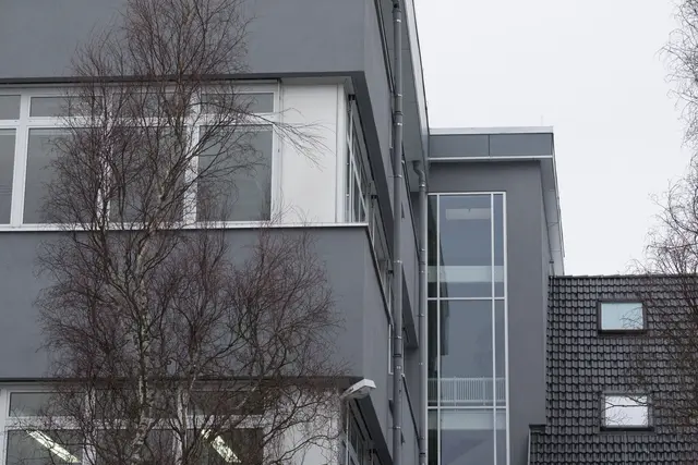Glasfassade mit grauer Verkleidung an einem Bürogebäude