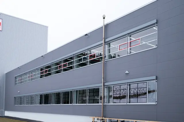 Glasfassade mit filigraner Metallkonstruktion