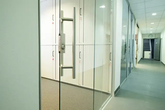 Glastrennwand mit Beschlagdetail