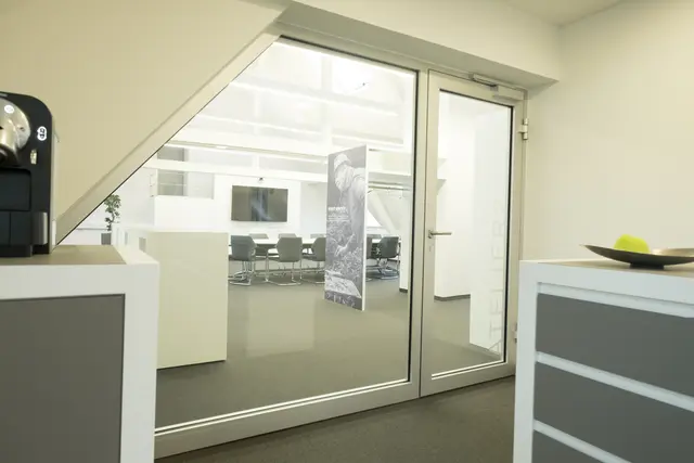 Glastrennwand mit Empfangstresen in einem Bürogebäude