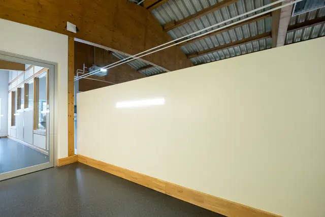 Glastrennwand in einer Werkhalle