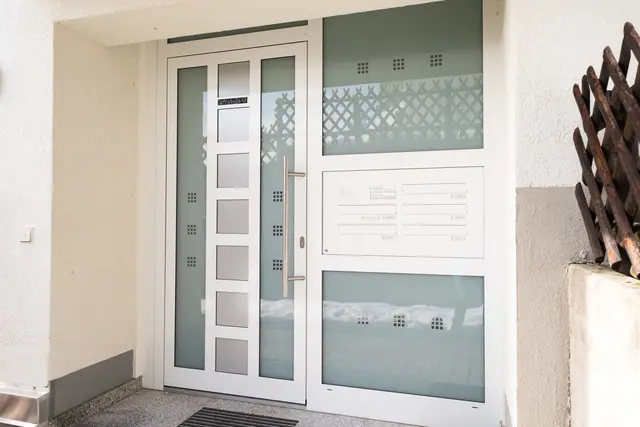 Haustür mit Ornamentglas und Seitenteil