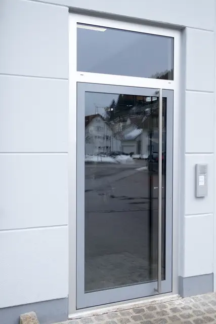 Moderne graue Haustür mit Sprechanlage