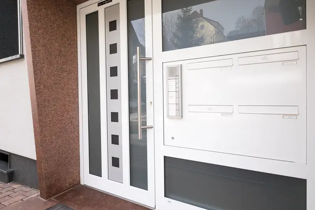 Moderne weiße Haustür mit seitlichem Glaselement