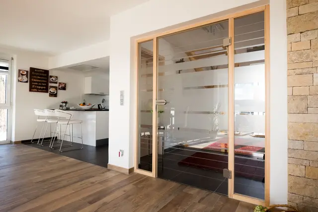 Innenausbau mit Glastrennwand und Holzrahmen