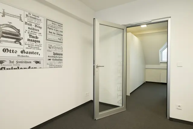 Geöffnete weiße Innentür in einem Bürogebäude