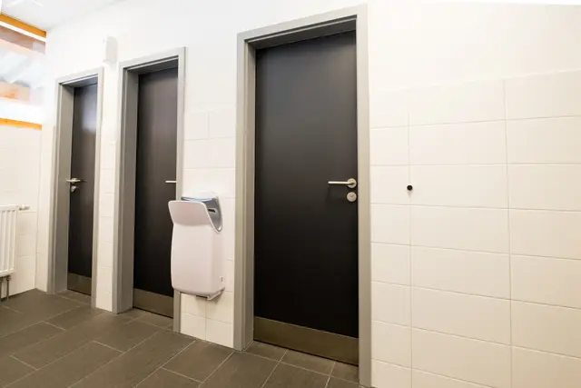 Anthrazitfarbene Innentüren in einem Flur