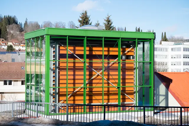 Lagerhalle mit grüner Stahl-Glas-Konstruktion