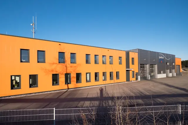 Orangefarbenes Firmengebäude in der Straßenansicht