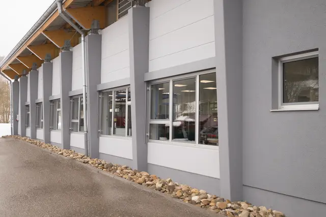 Pfosten-Riegel-Fassade aus Glas und Metall