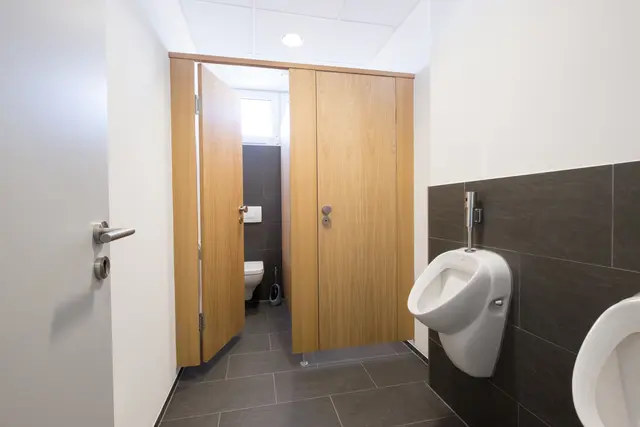 Sanitärbereich mit Türen aus hellem Holz