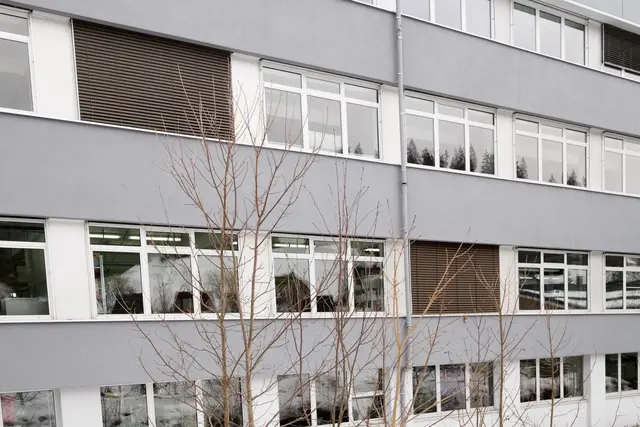 Schulgebäude mit sanierter Fensterfassade