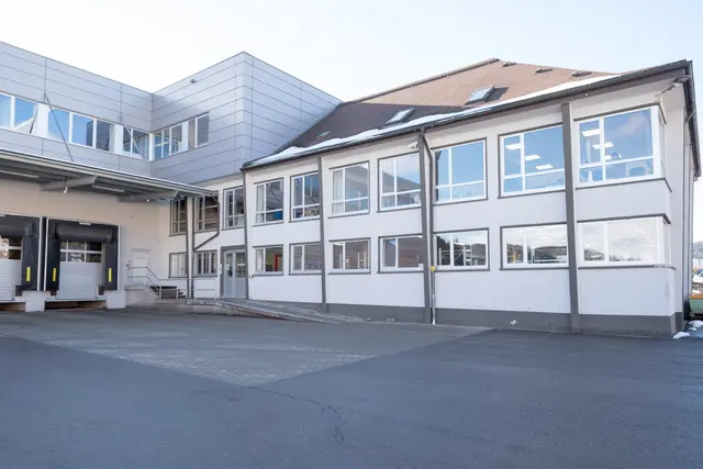 Gesamtansicht eines Schulhauses mit neuen Fenstern