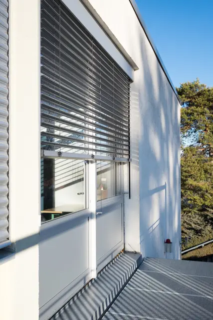 Fenster mit außenliegendem Sonnenschutz im Detail