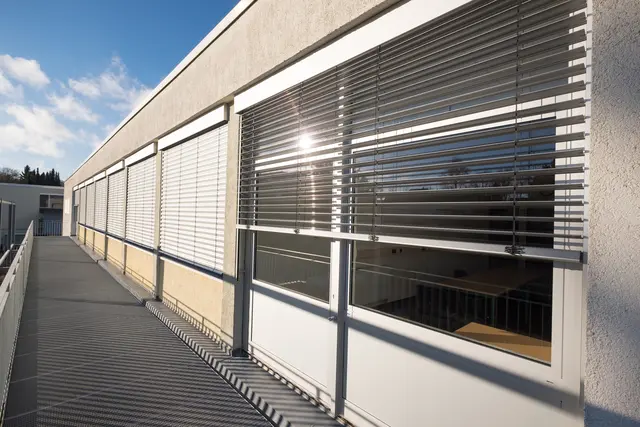 Außenliegender Lamellen-Sonnenschutz an einer Fassade