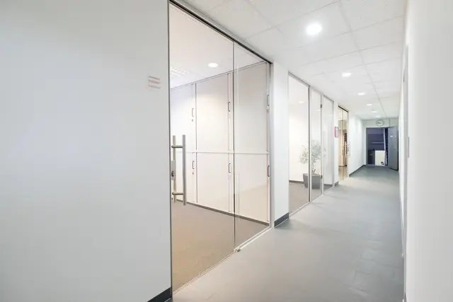 Raumhohe Trennwand in einem Büroflur