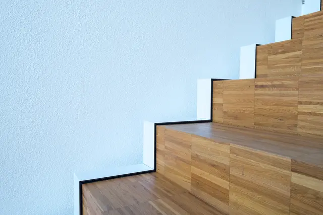 Detail einer Holztreppe mit klaren Kanten