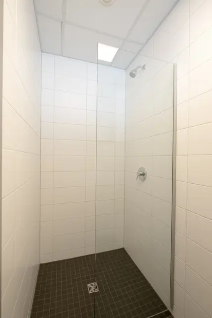 Flächenbündige Tür in heller Wandverkleidung