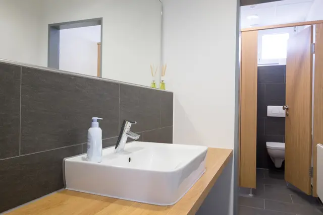 Waschtischanlage in einem modernen Sanitärraum