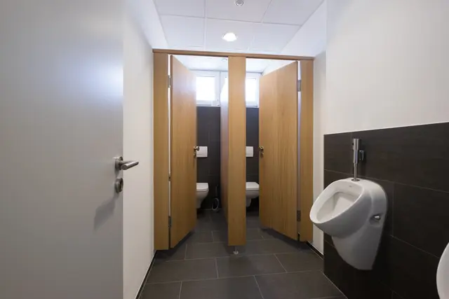 WC-Anlage mit Trennwänden aus hellem Holz