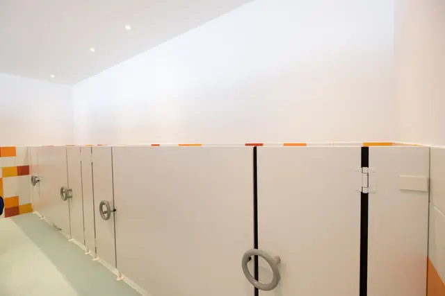 WC-Trennwandanlage mit dunklen Türen