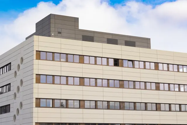 Mehrgeschossiges Wohngebäude mit erneuerten Fenstern